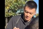 🤣杨鸣质问索要签名男子：我给你签过几次了？再琢磨琢磨想一想