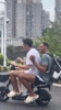 黄荣奇骑小电驴载贝兹利 ，贝兹利这大长腿怎么坐得下的😂😂