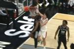 💥炸了炸了！杨瀚森顺下举火烧天单臂隔扣班克斯！本场9中9！